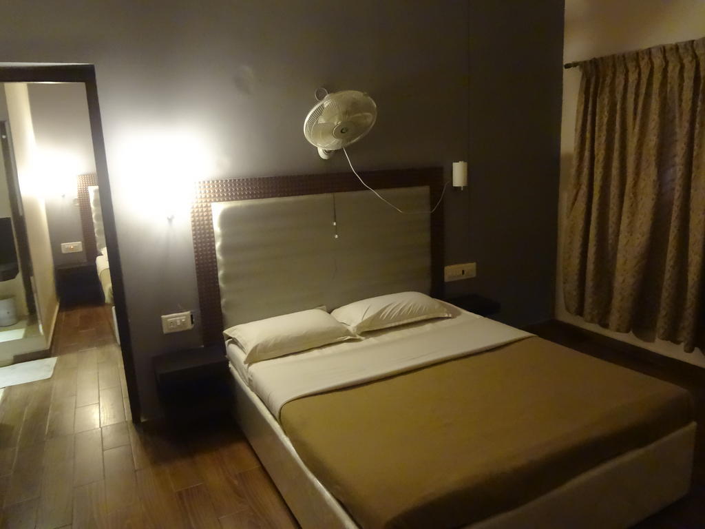 Hotel New Rajdarshan 마디케리 객실 사진