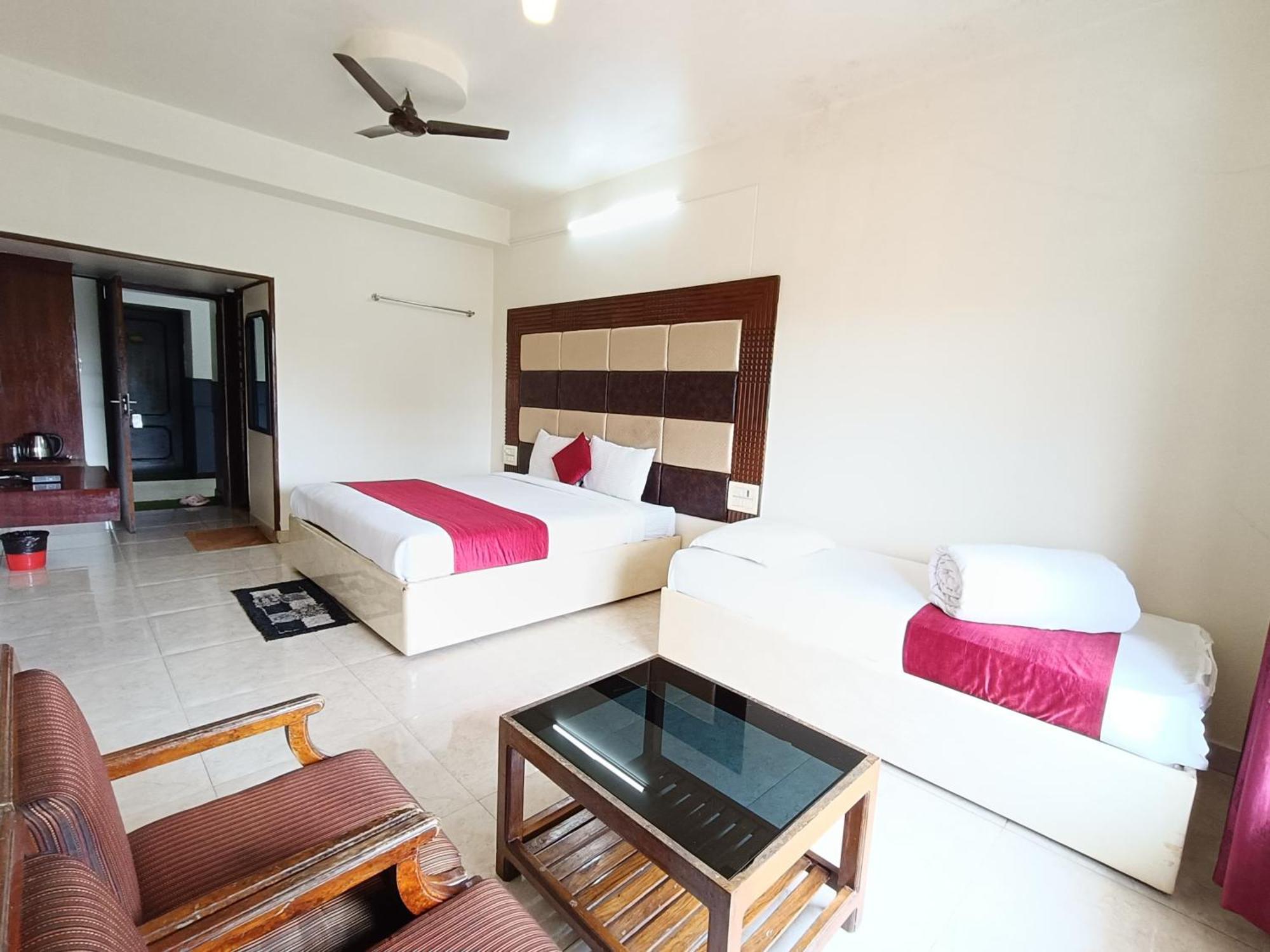 Hotel New Rajdarshan 마디케리 외부 사진